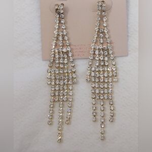 Elegant Gold Chandelier Earrings Add a touch of elegance to your outfit